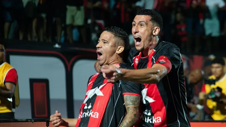 Erick e seu companheiro comemorando gol pelo Vitória.