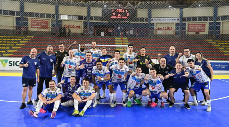 jogadores do Lages Futsal após a vitória na LNF Silver