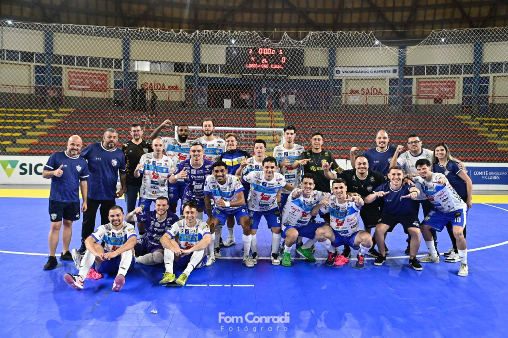 jogadores do Lages Futsal após a vitória na LNF Silver